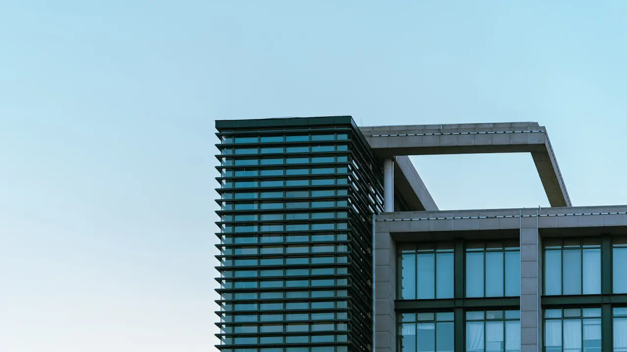 Fachada moderna de un edificio de oficinas con estructura de hormigón y vidrio.