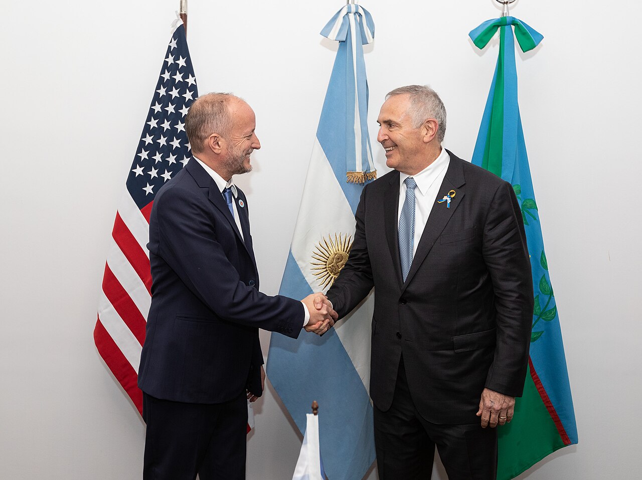 Martin Insaurralde estrechando la mano de un funcionario en un encuentro diplomático formal.