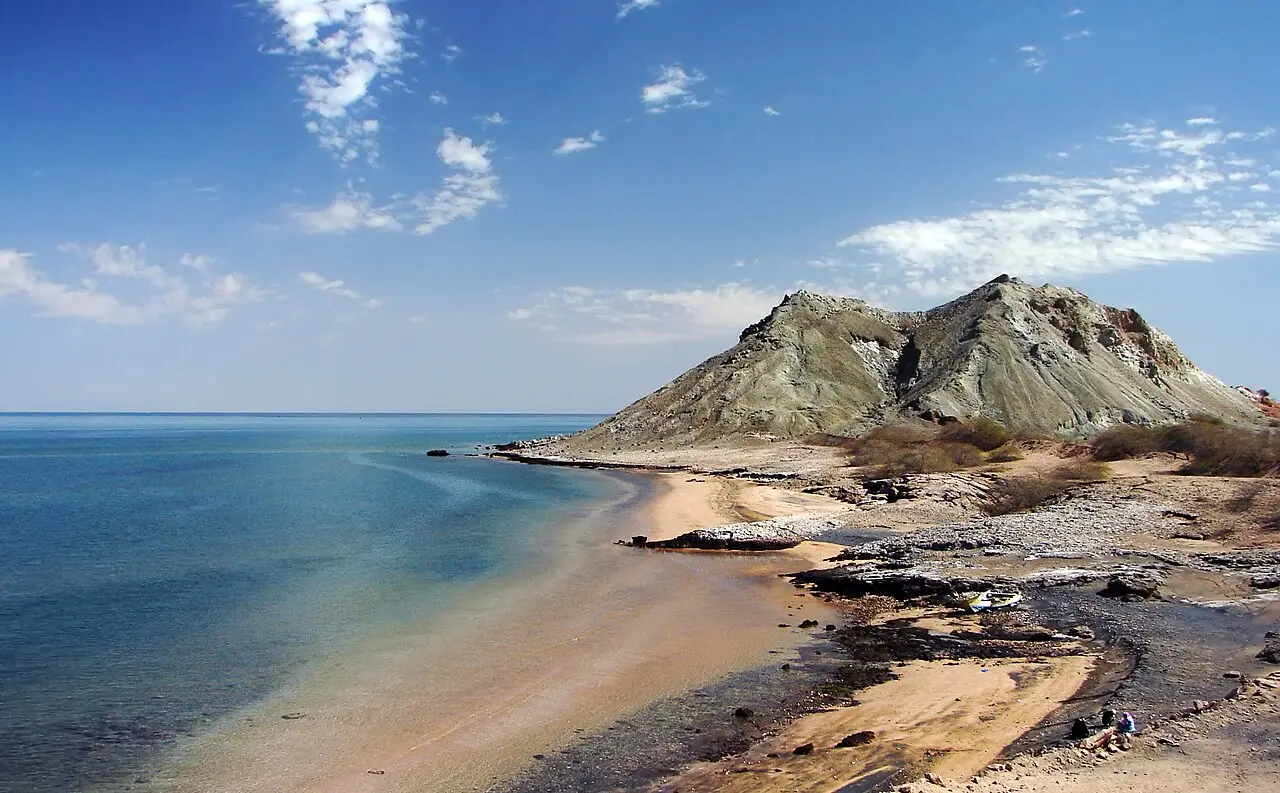 Vista panorámica de la costa y las montañas áridas de la isla de Ormuz.