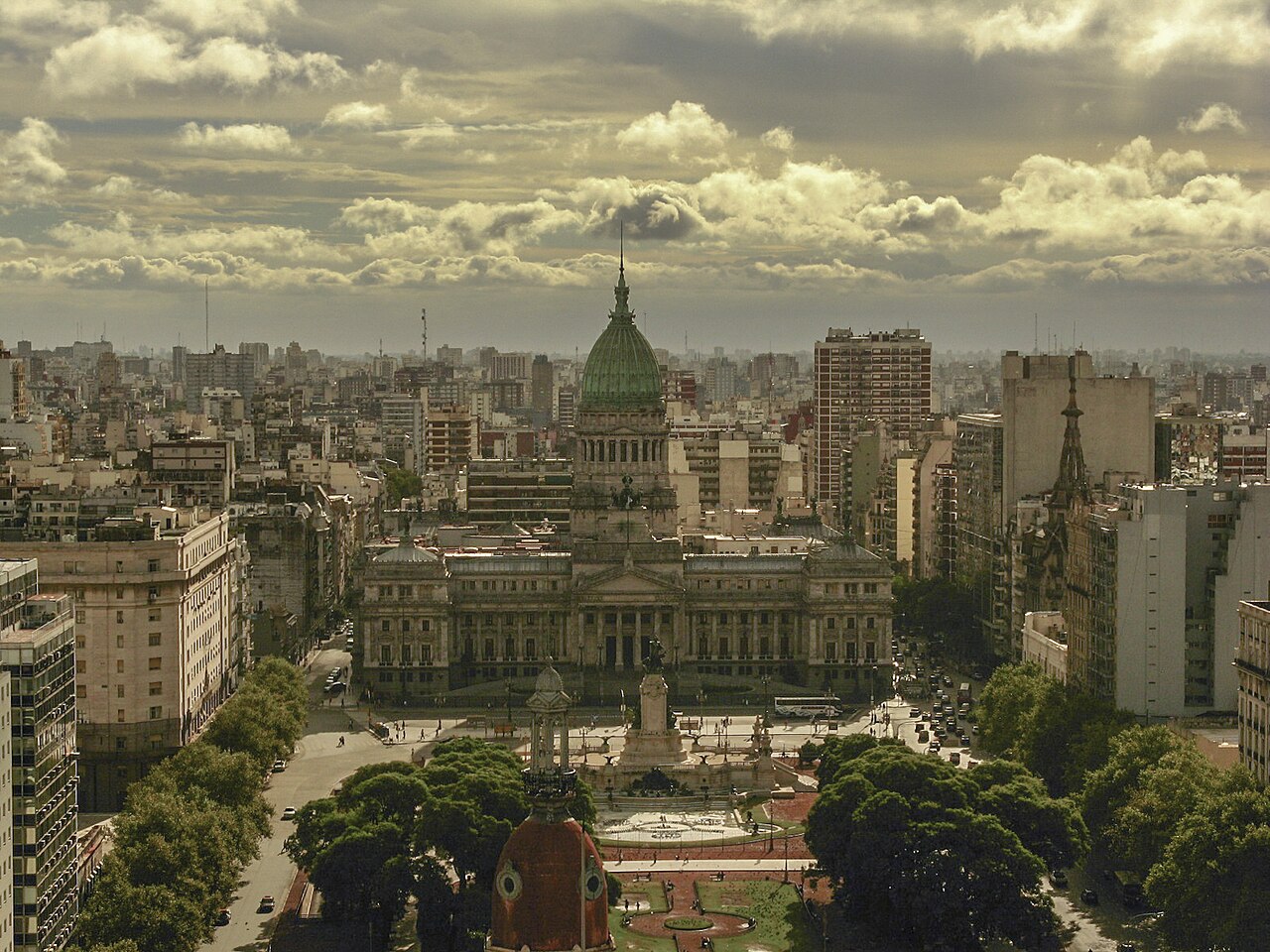 Vista frontal del edificio del Congreso de la Nación Argentina bajo un cielo nublado.