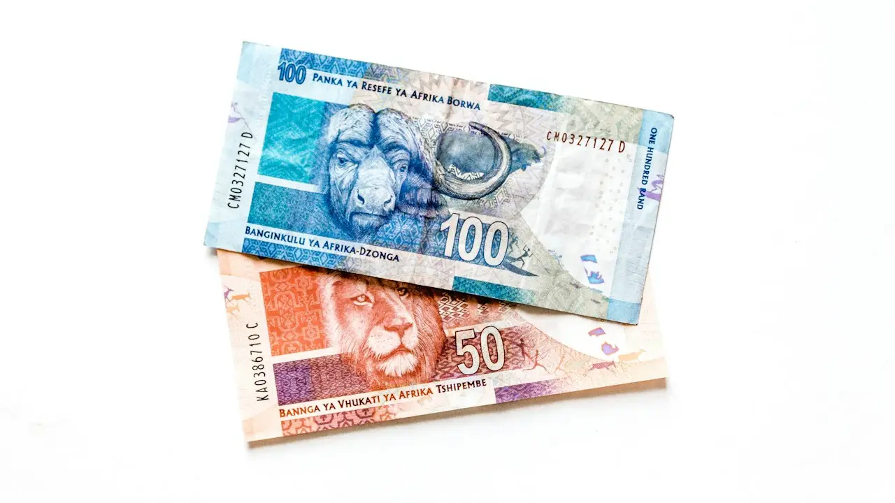 Varios billetes de moneda extranjera dispuestos sobre un fondo blanco limpio y brillante.