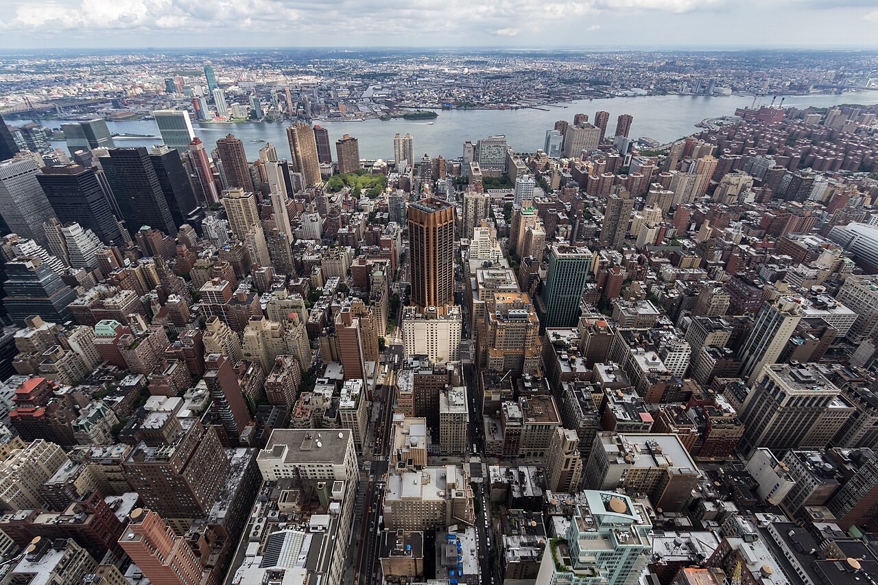 Vista aérea panorámica de los rascacielos de Nueva York con el río Hudson de fondo.