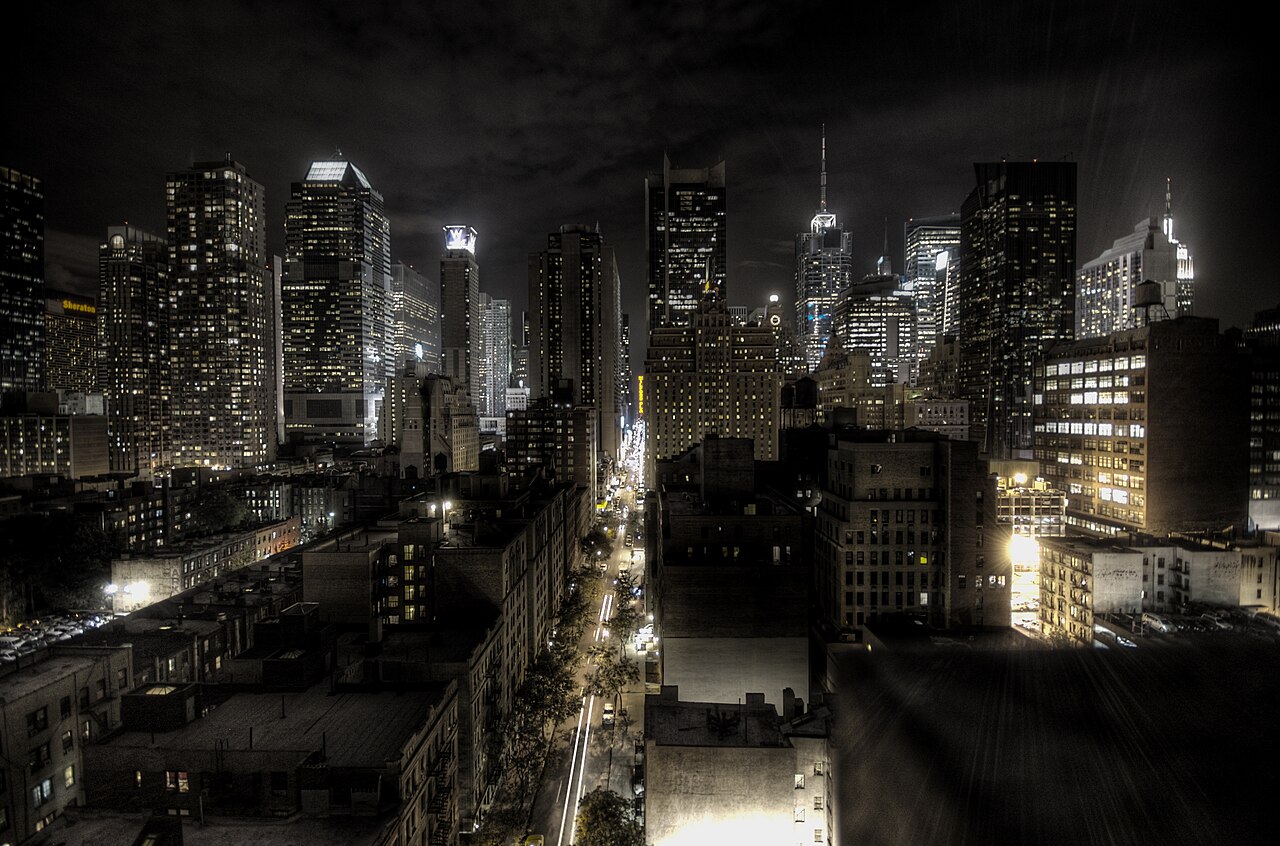 Vista nocturna de los rascacielos iluminados en el centro de la ciudad de Nueva York.