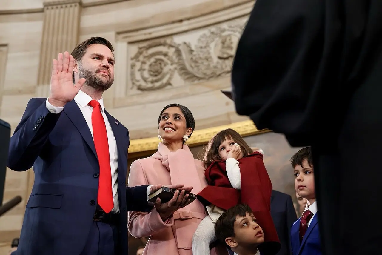 El vicepresidente estadounidense JD Vance presta juramento junto a su familia en una ceremonia oficial.