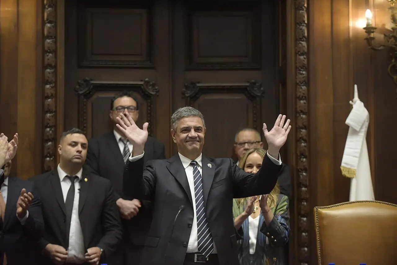 El jefe de Gobierno porteño Jorge Macri saluda durante un acto oficial en la ciudad.
