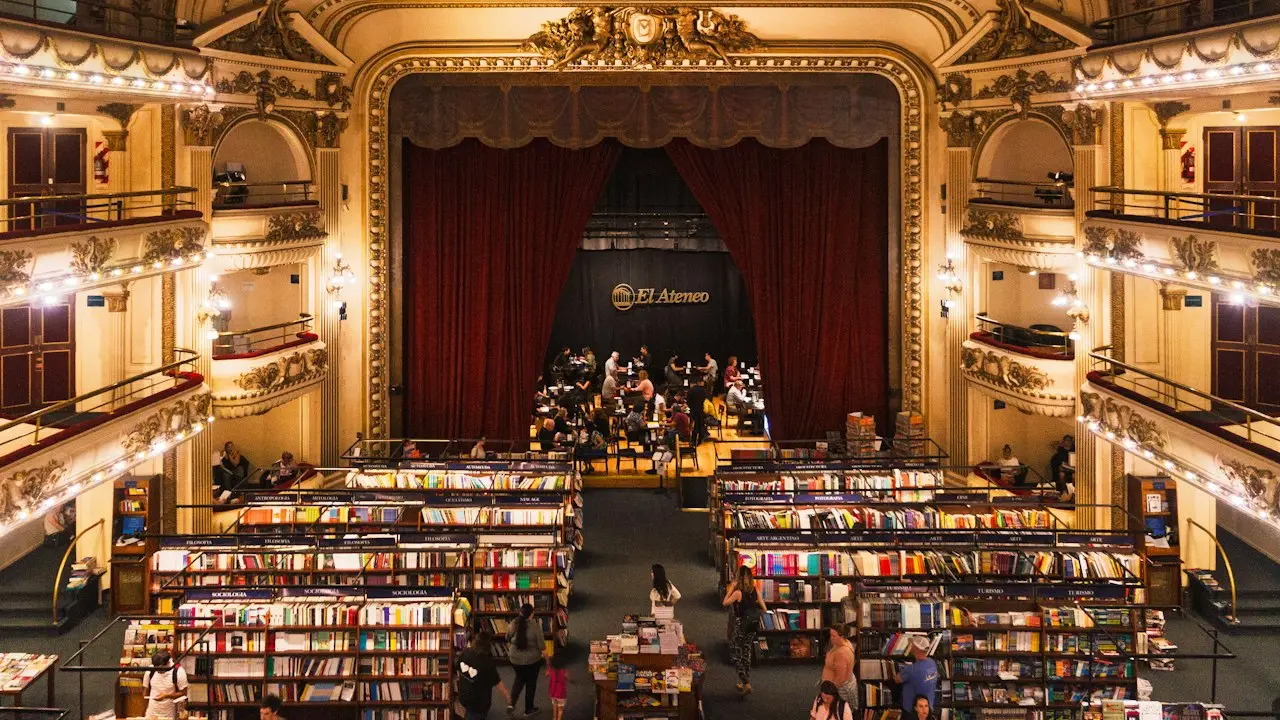 Vista interior de una librería histórica ubicada dentro de un antiguo teatro porteño.