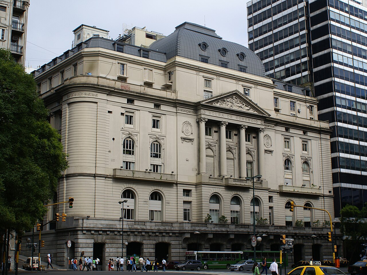 Vista exterior del edificio de la Bolsa de Comercio de Buenos Aires en un día soleado.