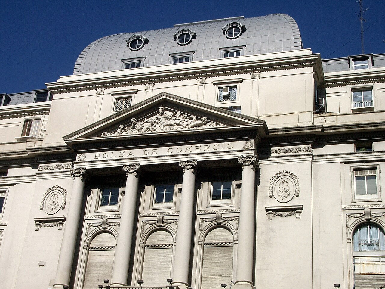 Detalle de la fachada clásica y las columnas del edificio de la Bolsa de Comercio.