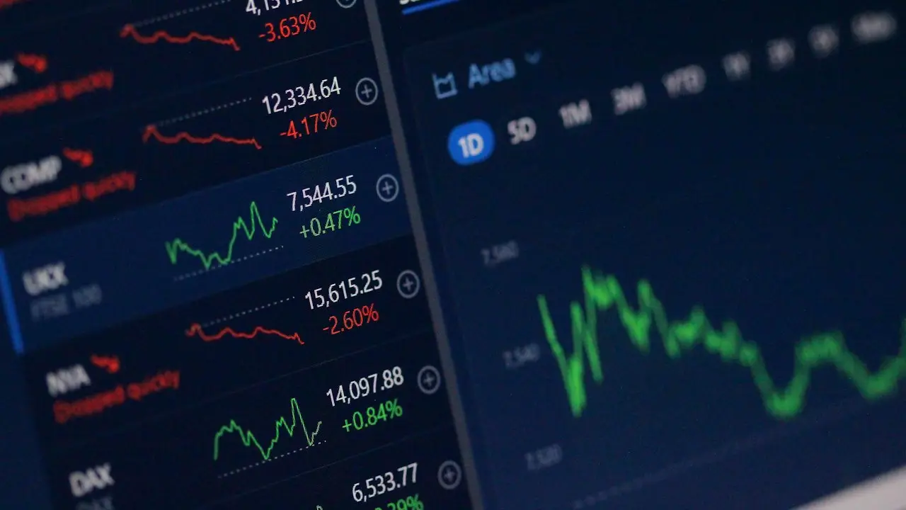 金融应用程序的用户界面，显示资产列表和价格变动。