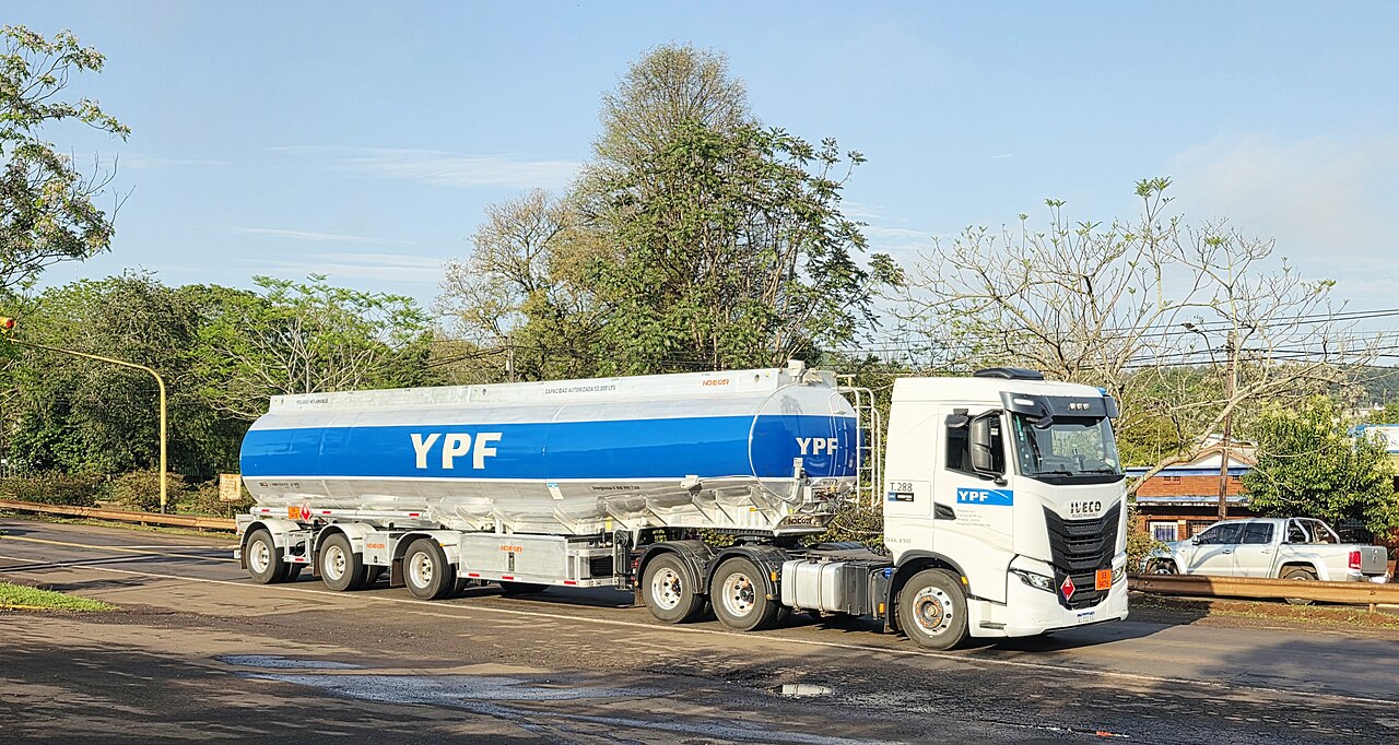一辆阿根廷国家石油公司YPF的油罐车行驶在柏油公路上。