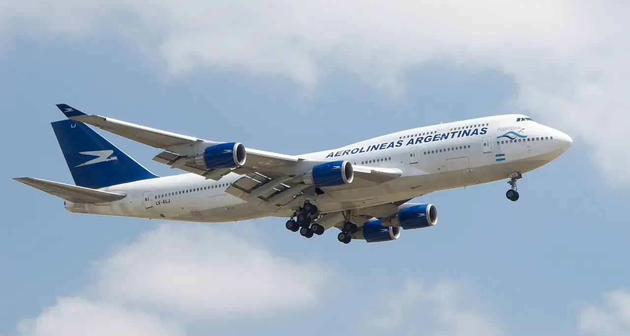 一架阿根廷航空公司的飞机在晴朗的天空中飞行。