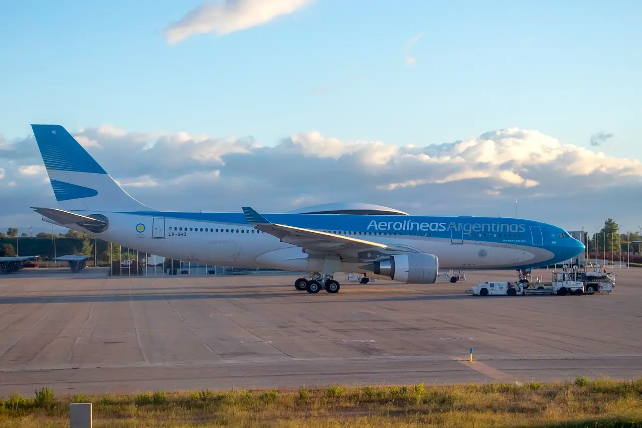 一架阿根廷航空公司的飞机停在机场停机坪上。