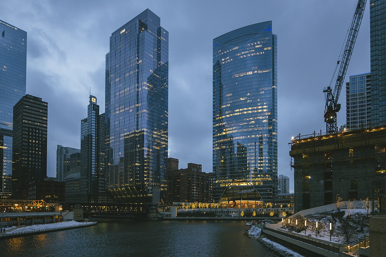 Vista nocturna de los modernos rascacielos iluminados junto al río en Chicago