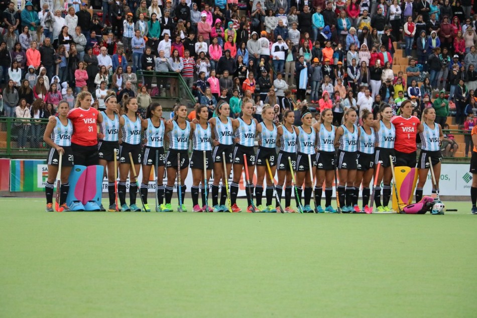 Equipo de hockey femenino de Argentina formado en una cancha durante un partido oficial.