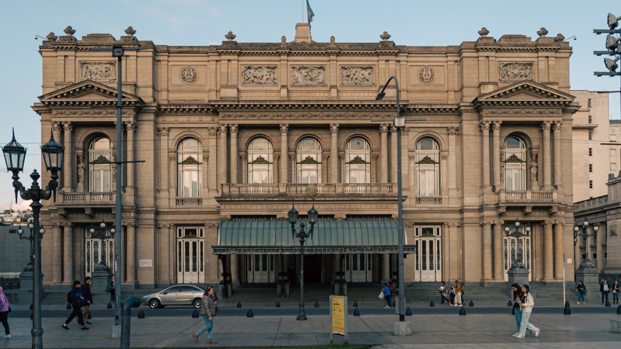 Fachada del edificio de la Bolsa de Comercio de Buenos Aires durante el día.