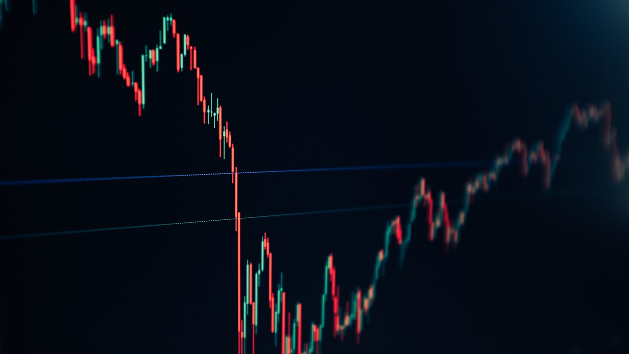 Gráfico de velas financieras que muestra fluctuaciones en el mercado sobre un fondo oscuro.