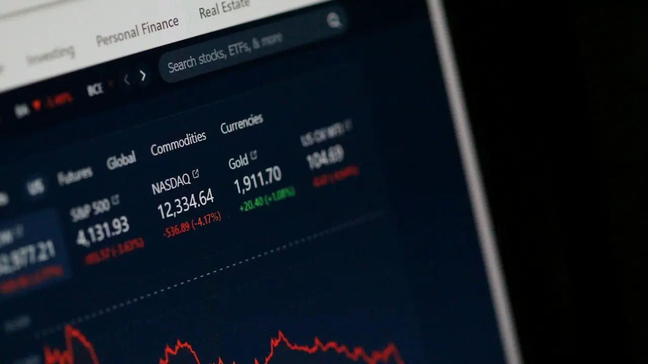 Pantalla de computadora que muestra diversos indicadores financieros y cotizaciones de mercados bursátiles internacionales.