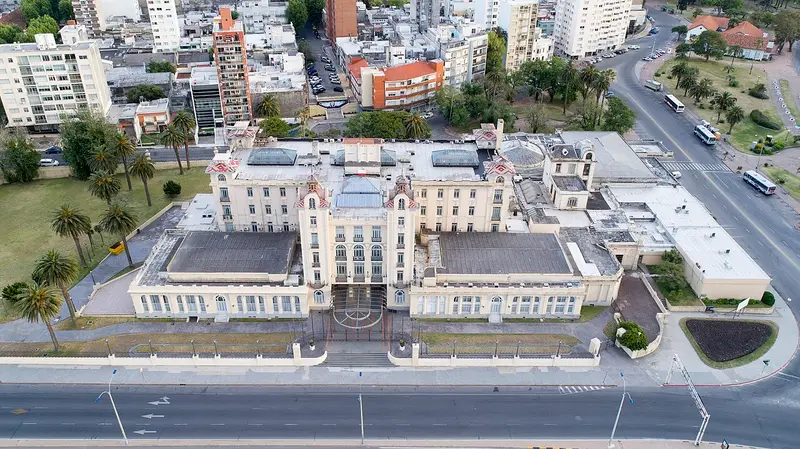 位于城市街道区域的南方共同市场总部航拍图。