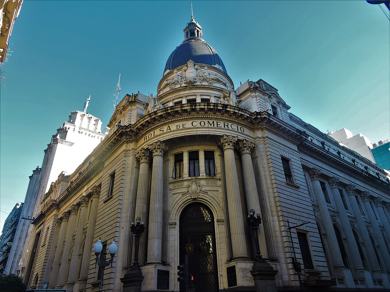 Fachada exterior del edificio de la Bolsa de Comercio de Rosario bajo un cielo despejado.