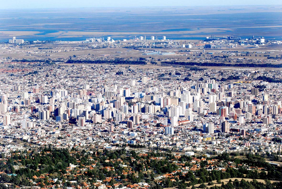 Vista aérea panorámica de la ciudad de Bahía Blanca con sus edificios y entorno urbano.