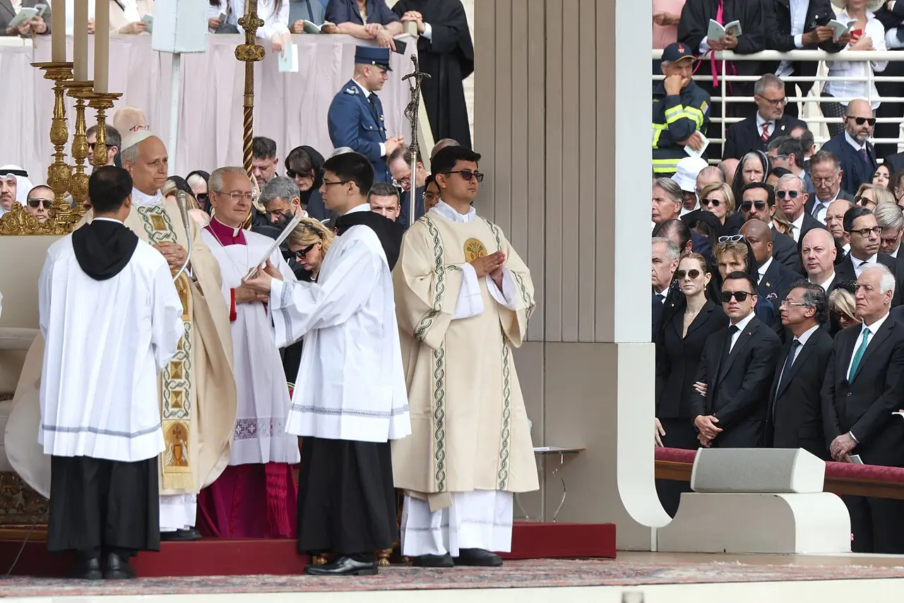 El papa Leon XIV celebra una ceremonia religiosa frente a una multitud en el Vaticano.