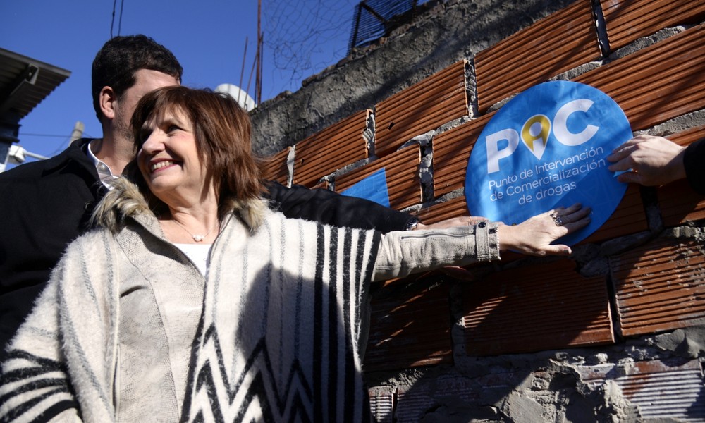 Patricia Bullrich sonríe mientras coloca una placa en una pared de ladrillos en San Miguel.