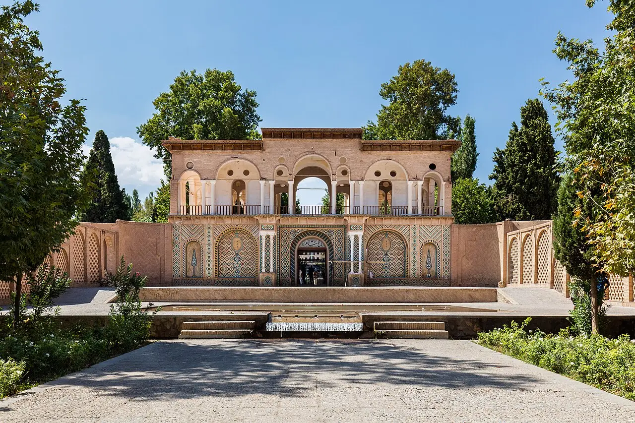 Vista frontal del histórico Jardín del Príncipe en la ciudad de Mahan, Irán.