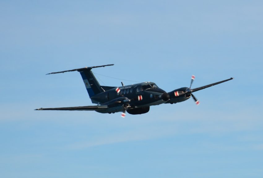 一架阿根廷海军的 Beechcraft B-200 飞机在晴朗的天空中飞行。