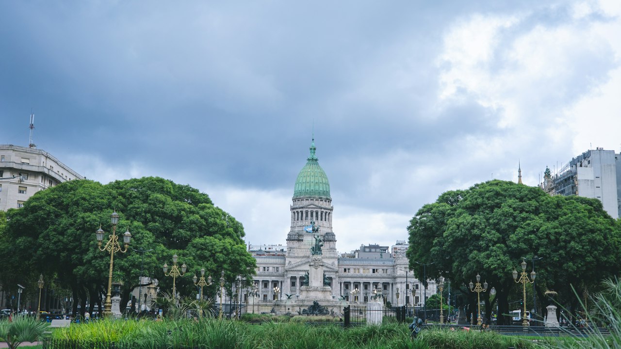 布宜诺斯艾利斯阿根廷国会大厦在阴天下的正面景观。