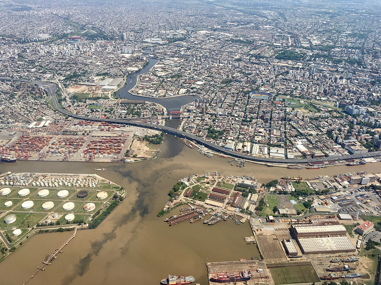 Vista aérea del Puerto Dock Sud con sus terminales de contenedores y el río Riachuelo.