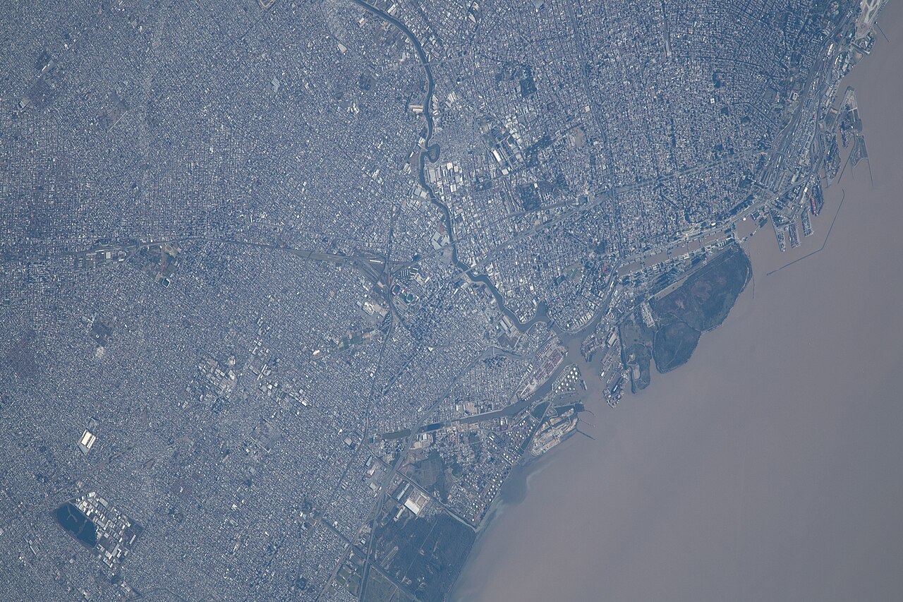 Vista aérea satelital de la zona portuaria y la costa del Río de la Plata.