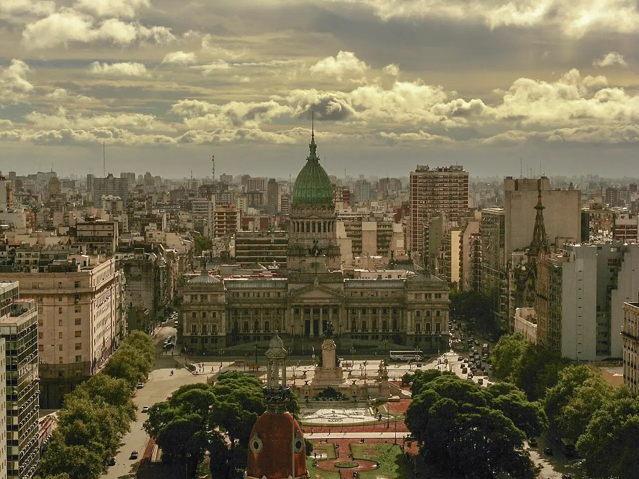 Vista aérea del Palacio del Congreso de la Nación Argentina rodeado por edificios de Buenos Aires.