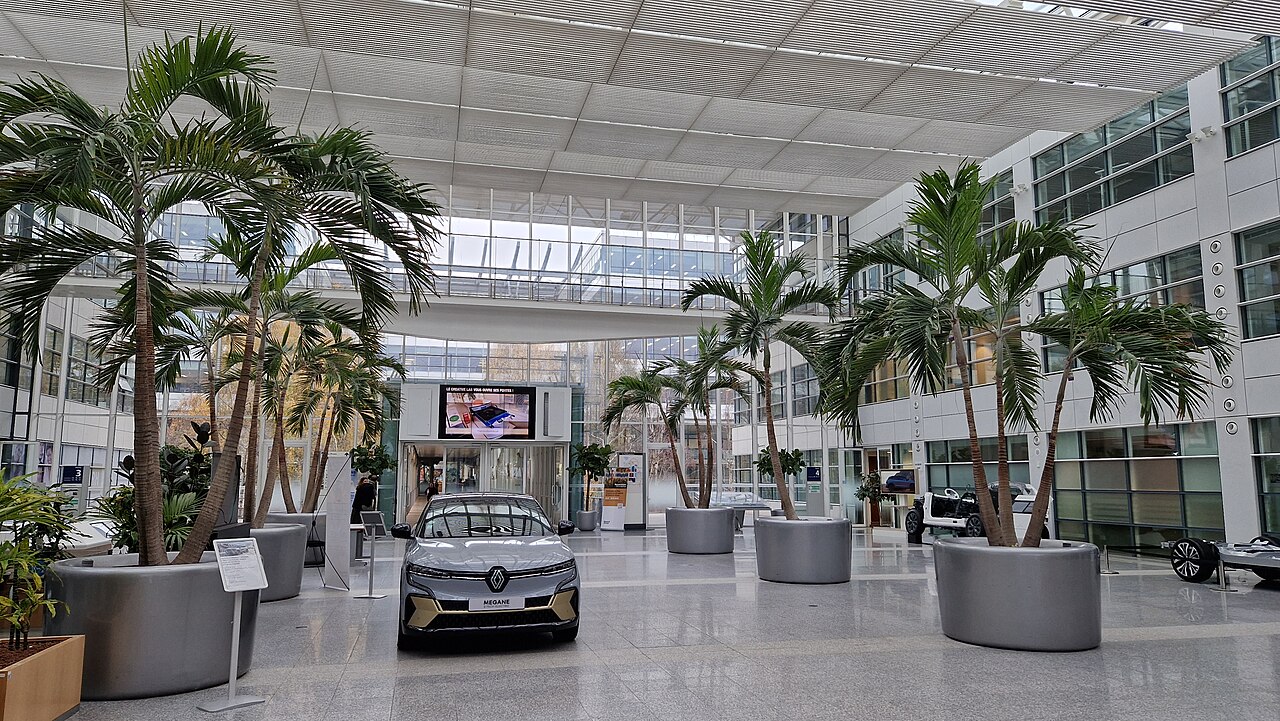 Un automóvil Renault exhibido en el moderno hall de entrada del Technocentre de la compañía.