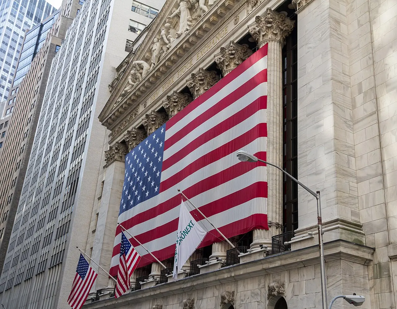 纽约证券交易所大楼外墙，悬挂着美国国旗。