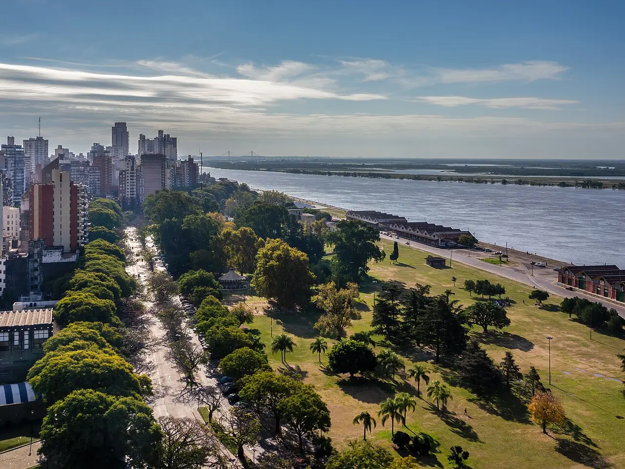 罗萨里奥市全景,毗邻巴拉那河岸。