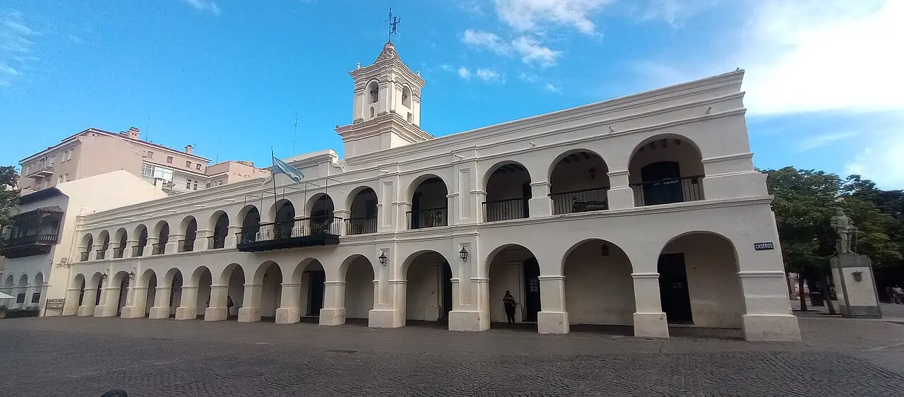 Vista frontal del histórico edificio del Cabildo de Salta bajo un cielo despejado y luminoso.