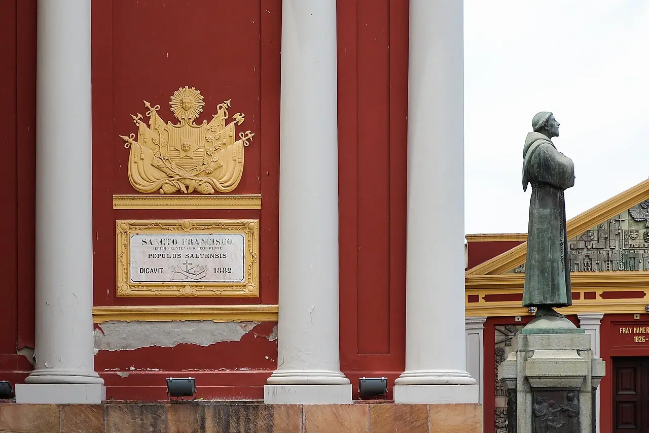 Detalle arquitectónico de la Iglesia San Francisco en Salta con una estatua en primer plano.