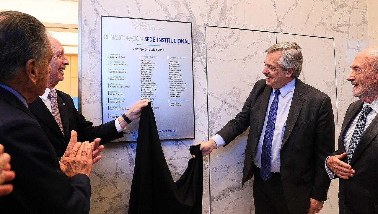 Alberto Fernández participa en un acto oficial dentro de la Cámara Argentina de Comercio.