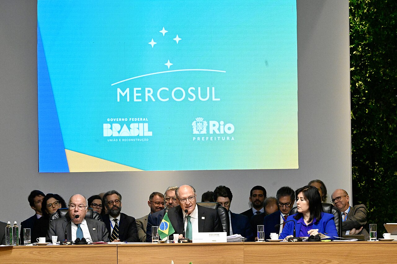 Funcionarios sentados en una mesa durante una reunión oficial del bloque comercial Mercosur.