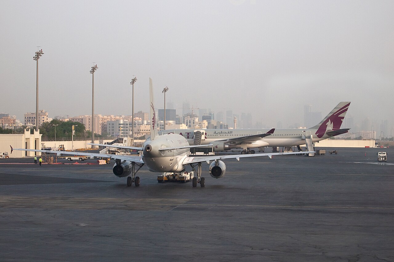Aviones comerciales estacionados en la pista del Aeropuerto Internacional de Doha en Qatar.