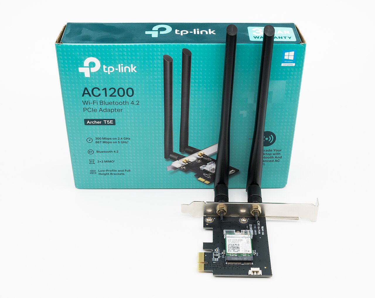 TP-Link网络设备及其包装盒,置于白色背景上。