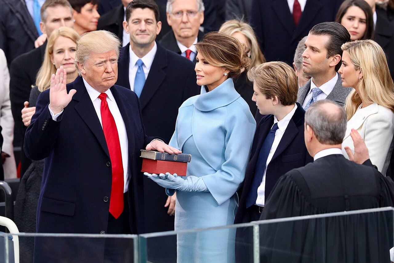 Trump anuncia intenciones de declarar el estrecho de Ormuz como territorio estadounidense