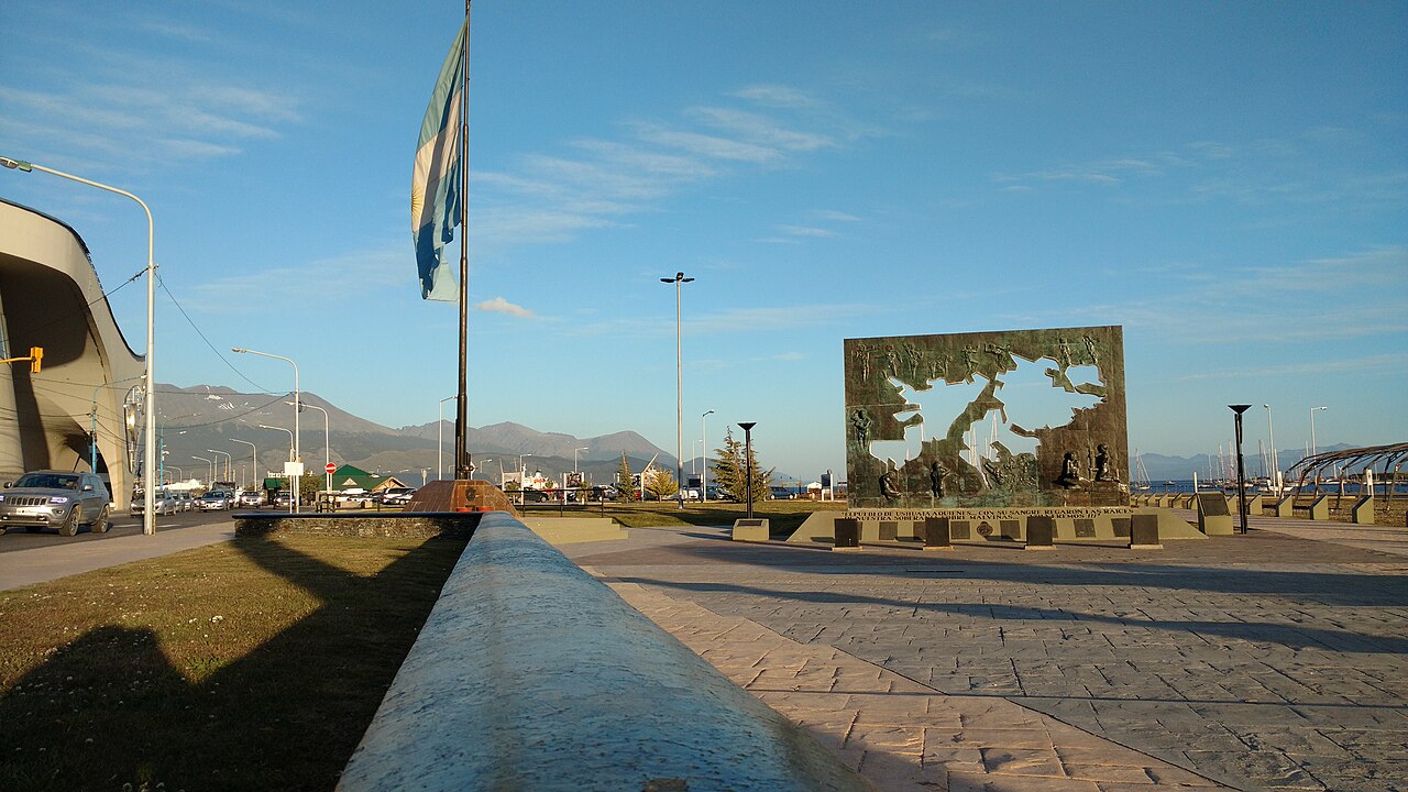 Plaza Islas Malvinas en Ushuaia con un monumento metálico que representa el archipiélago argentino.