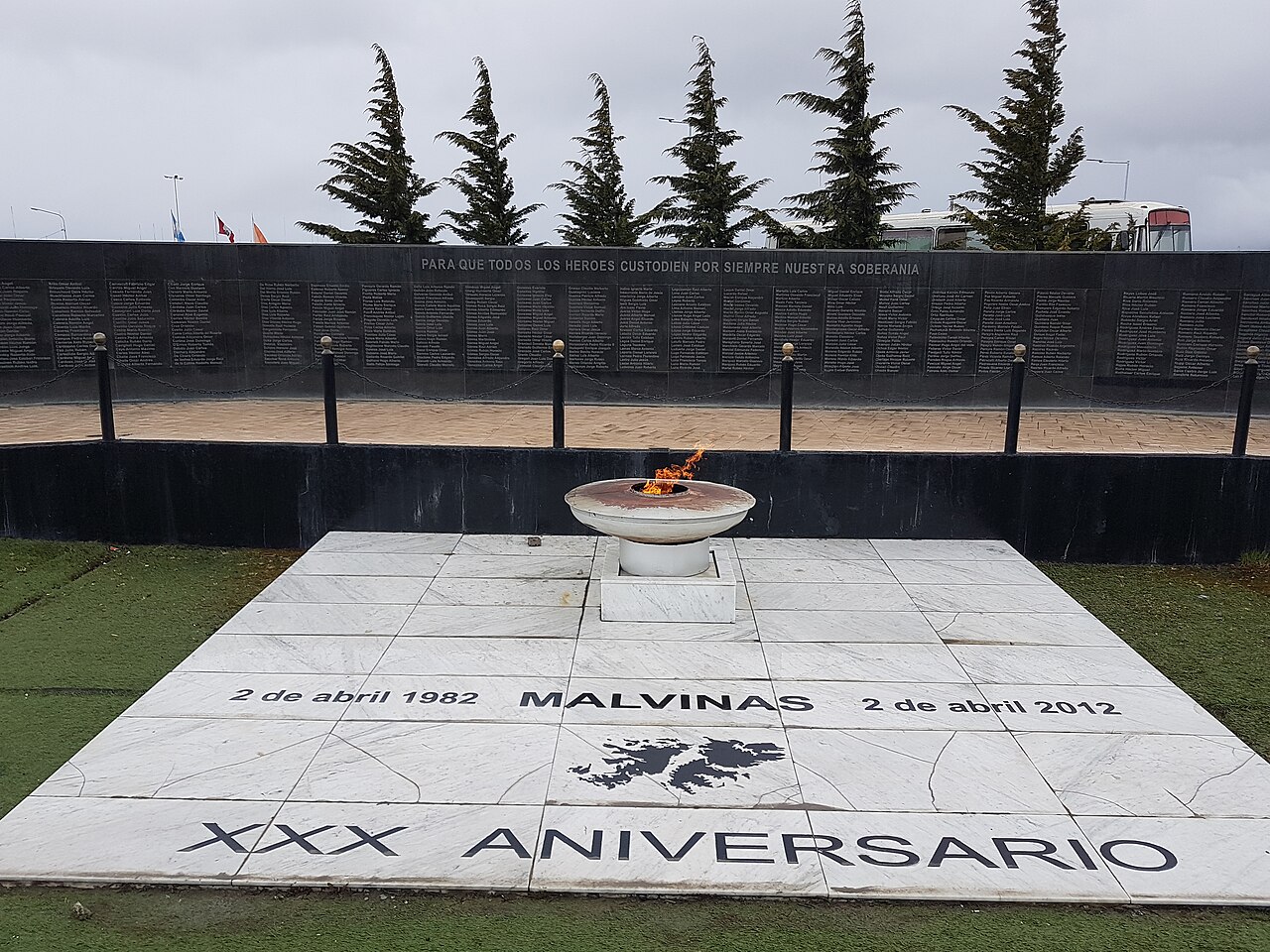 Monumento con una llama eterna y placas conmemorativas en la Plaza Islas Malvinas de Ushuaia.