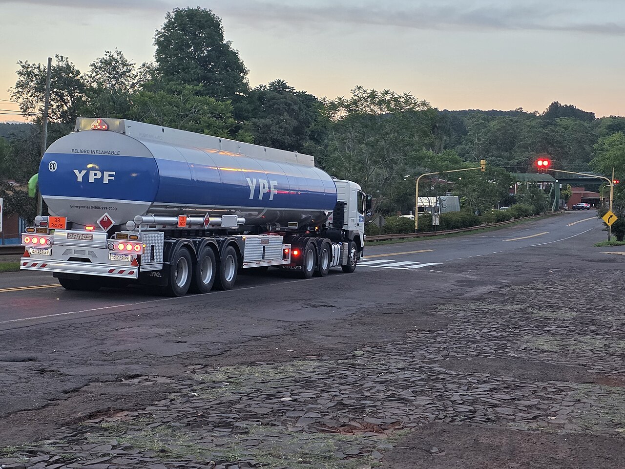 Un camión cisterna de la empresa YPF circula por una ruta asfaltada en Misiones.